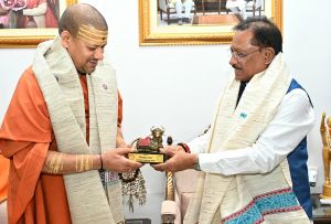 *मुख्यमंत्री विष्णु देव साय से निरंजन पीठाधीश्वर महामंडलेश्वर डॉ. स्वामी कैलाशनंद गिरी जी महाराज ने की सौजन्य भेंट* *मुख्यमंत्री विष्णु देव साय से निरंजन पीठाधीश्वर महामंडलेश्वर डॉ. स्वामी कैलाशनंद गिरी जी महाराज ने की सौजन्य भेंट*