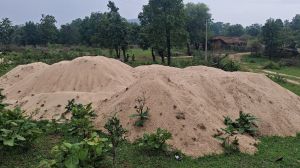 अवैध रूप से भण्डारित लगभग 300 ट्रिप ट्रेक्टर ट्राली रेत जब्त अवैध रूप से भण्डारित लगभग 300 ट्रिप ट्रेक्टर ट्राली रेत जब्त