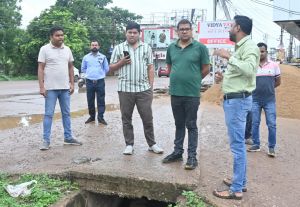  आयुक्त ने निर्माणाधीन उद्यान, नाला सफाई एवं सिवरेज लाईन कार्य का किया निरीक्षण