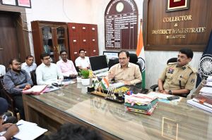  कलेक्टर - एसपी ने पशु प्रबंधन को लेकर ली अधिकारियों की बैठक