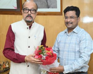 राज्यपाल डेका से आदिम जाति विभाग के प्रमुख सचिव बोरा ने की सौजन्य भेंट