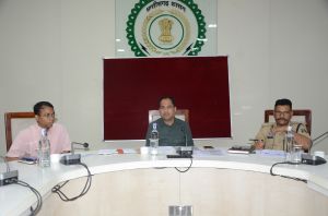 कलेक्टर डॉ गौरव सिंह ने ली समय-सीमा की बैठक : लंबित राजस्व प्रकरणों पर जल्द निराकरण के दिए निर्देश