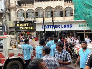 टीम प्रहरी नगर निवेश उड़न दस्ता ने मालवीय रोड में 5 दुकानों के सामानों को सड़क से जप्त किया