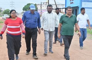 आयुक्त ने जर्जर अटल आवासों का निरीक्षण कर नये आवास के लिए आवेदन करने निर्देशित किए