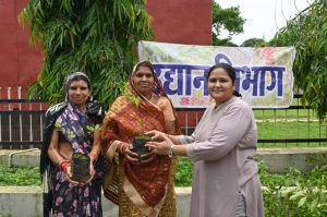 उद्यानिकी विभाग ने 500 पौधों का किया  निःशुल्क वितरण