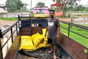  महासमुंद जिले में सहकारी समिति झालखम्हारिया में खाद की पर्याप्त उपलब्धता