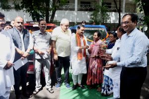  केन्द्रीय राज्यमंत्री  तोखन साहू ने दो श्रमिक महिलाओं को सौंपी ई-रिक्शा की चाबी