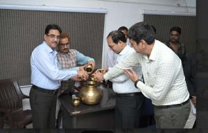 कलश में जल उड़ेलकर जल संवर्धन कार्यशाला का कमिश्नर ने किया शुभारंभ