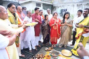 विधायक राजेश मूणत एवं महापौर मीनल चौबे ने सभापति सूर्यकांत राठौड़, पार्षदो सहित दो नवीन सामुदायिक भवनों एवं उद्यान विकास शीघ्र करने किया भूमिपूजन