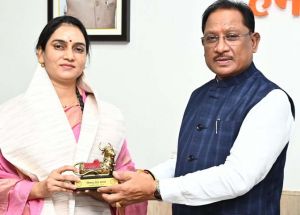  मुख्यमंत्री विष्णु देव साय ने वॉटर वुमन शिप्रा पाठक का किया सम्मान