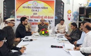  राज्यपाल रमेन डेका ने पिथौरा के गोड़बहाल में ली समीक्षा बैठक