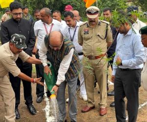  राज्यपाल  का गोड़बहाल प्रवासः एक पेड़ मां के नाम अभियान के तहत किया पौधरोपण
