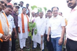  एक पेड़ मां के नाम अभियान 2.0 : केंद्रीय राज्यमंत्री श्री तोखन साहू ने लगाया पौधा 