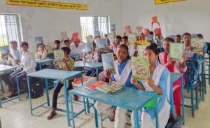 स्कूल शिक्षा विभाग समग्र शिक्षा के द्वारा जिला महासमुंद में 4.15 लाख नि: शुल्क पुस्तक वितरित