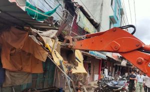  यातायात सुदृढ़ करने जिला प्रशासन ने समझाइश के बाद गुड़ाखु लाईन में अतिक्रमण हटाने की कार्रवाई की