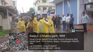 बरसते पानी में वार्ड 57 के कटोरा तालाब की गलियों में जेएचओ सहित निकले पार्षद एवं एमआईसी सदस्य अमर गिदवानी, सफाई एवं कचरा उठाव का किया प्रत्यक्ष निरीक्षण