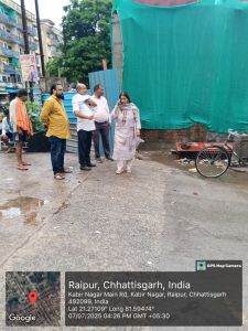 बरसते पानी में स्वास्थ्य विभाग अध्यक्ष प्रतिनिधि एवं वार्ड 2 पार्षद जोन 8 जोन कमिश्नर सहित कबीर नगर हाउसिंग बोर्ड कालोनी पहुंचे एवं नाली,नाला सफाई करवाकर गंदे पानी का निकास करवाया