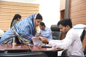 जर्जर सड़क बनी दुर्घटनाओं का कारण, आमजन और छात्र-छात्राएं परेशान, आवेदक पहुंचा जनदर्शन