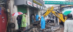  सफाई के दैनिक निरीक्षण पर निकले सभापति सूर्यकान्त राठौड़ ने तत्काल पाटे और चेम्बर तुड़वाकर सफाई करवाकर जल भराव की समस्या दूर करवाई