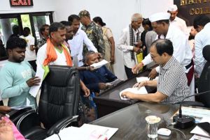 कलेक्टर ने जनदर्शन में सुनी लोगों की समस्याएं कलेक्टर ने जनदर्शन में सुनी लोगों की समस्याएं