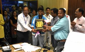 नेशनल फुटबॉल खिलाड़ी किरण पिस्दा का बालोद प्रशासन ने किया सम्मानित नेशनल फुटबॉल खिलाड़ी किरण पिस्दा का बालोद प्रशासन ने किया सम्मानित