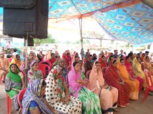 भारी बारिश के दौर के बीच जीवटता के साथ खौली के ग्रामीणों ने पखवाड़ा बिताया धरने का भारी बारिश के दौर के बीच जीवटता के साथ खौली के ग्रामीणों ने पखवाड़ा बिताया धरने का