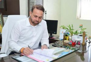 कलेक्टर ने तेज बारिश को ध्यान में रखते हुए नागरिकों से नदी के तटवर्ती क्षेत्रों में नहीं जाने की अपील की कलेक्टर ने तेज बारिश को ध्यान में रखते हुए नागरिकों से नदी के तटवर्ती क्षेत्रों में नहीं जाने की अपील की