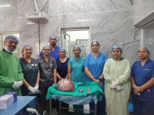 सिम्स में जटिल सर्जरी, 65 वर्षीय महिला के पेट से निकाला गया 10 किलो से अधिक वजन का ट्यूमर सिम्स में जटिल सर्जरी, 65 वर्षीय महिला के पेट से निकाला गया 10 किलो से अधिक वजन का ट्यूमर