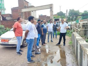   निगम आयुक्त ने खुर्सीपार क्षेत्र में निर्मित बड़े नालो का किया निरीक्षण