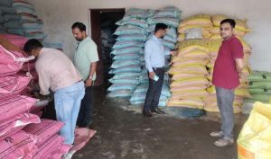  कलेक्टर ने किसानों को निर्धारित मूल्य पर ही उर्वरकों का वितरण करने के दिए निर्देश