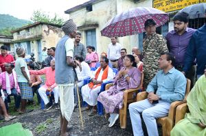  कलेक्टर ने दूरांचल क्षेत्र के बैगा बसाहट छिरहिट्टी में लगाई चौपाल, समस्याएं सुनी और दिए समाधान के निर्देश