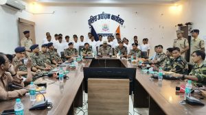  नक्सल संगठन को फिर बड़ा झटका, 37.50 लाख के 22 इनामी नक्सलियों ने किया आत्मसमर्पण