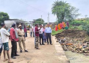  अपर कलेक्टर  सीएल मारकण्डेय ने बाढ़ प्रभावित क्षेत्र का किया निरीक्षण