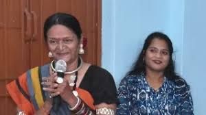  62 वर्षीय जेसीबी दीदी दमयंती सोनी जेसीबी, चेन माउंटेन और हाईवा जैसे भारी वाहनों को आसानी से कर रही है ऑपरेट  