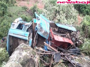  कवर्धा में बड़ा हादसा, 60 फीट गहरी खाई में गिरा बोरवेल, 5 की मौत, 4 घायल