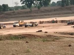  रेत के अवैध निकासी को रोकने  बिरकोनी-बरबसपुर मार्ग में खनिज चौकी स्थापित