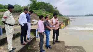  प्रशासन क़ी टीम नें बाढ़ संभावित क्षेत्रों का किया निरीक्षण,तैनात कर्मचारियों क़ो अलर्ट रहने के निर्देश 