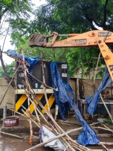 निगम ने जोन 6 क्षेत्र में सर्विस रोड नाले पर से अतिक्रमण हटाए, अवैध गुमटी जप्त की निगम ने जोन 6 क्षेत्र में सर्विस रोड नाले पर से अतिक्रमण हटाए, अवैध गुमटी जप्त की