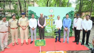 राज्यपाल रमेन डेका ने ‘एक पेड़ माँ के नाम’ अभियान के तहत किया पौधारोपण, पर्यावरण संरक्षण का दिया संदेश राज्यपाल रमेन डेका ने ‘एक पेड़ माँ के नाम’ अभियान के तहत किया पौधारोपण, पर्यावरण संरक्षण का दिया संदेश