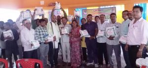 कृषकों क़ो बैटरी स्पेयर व अरहर बीज मिनिकिट वितरित