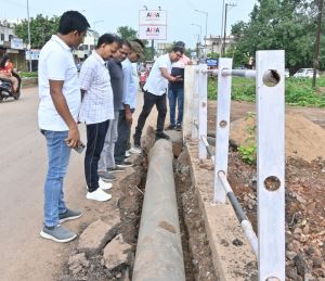 आयुक्त ने पाइप लाईन शिफ्टिंग एवं पार्किग के कार्यो का किया अवलोकन आयुक्त ने पाइप लाईन शिफ्टिंग एवं पार्किग के कार्यो का किया अवलोकन