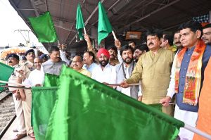 राजस्व मंत्री ने श्री रामलला दर्शन योजना ट्रेन को हरी झंडी दिखाकर ट्रेन को किया रवाना राजस्व मंत्री ने श्री रामलला दर्शन योजना ट्रेन को हरी झंडी दिखाकर ट्रेन को किया रवाना