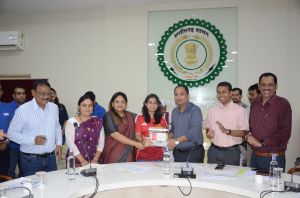 स्मृति पुस्तकालय योजना की हुई शुरूआत, पहले दिन दानदाताओं ने खुलकर किया दान मिली 804 से अधिक पुस्तकें स्मृति पुस्तकालय योजना की हुई शुरूआत, पहले दिन दानदाताओं ने खुलकर किया दान मिली 804 से अधिक पुस्तकें