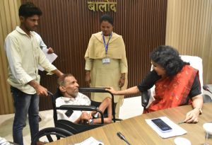 जनदर्शन में बुजुर्ग बालाराम को मिला श्रवण यंत्र और दिव्यांग महेन्द्र कुमार को मिला व्हील चेयर जनदर्शन में बुजुर्ग बालाराम को मिला श्रवण यंत्र और दिव्यांग महेन्द्र कुमार को मिला व्हील चेयर