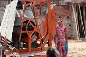 प्रधानमंत्री आवास योजना से स्व सहायता समूह की महिलाओं को मिला रोजगार प्रधानमंत्री आवास योजना से स्व सहायता समूह की महिलाओं को मिला रोजगार