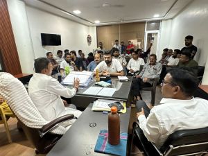 दुकानदारों को सामान भीतर रखने, रोड मार्किंग के भीतर पार्किंग की समझाईश, सभी दुकानदार सहमत