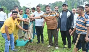 आयुक्त ने उद्यान में वृक्षारोपण कर किया श्रमदान 