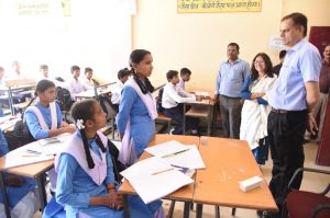 कमिश्नर ने किया हायर सेकेण्डरी स्कूल, आंगनबाड़ी केन्द्र, पंचायत एवं प्राथमिक स्वास्थ्य केन्द्र का आकस्मिक निरीक्षण