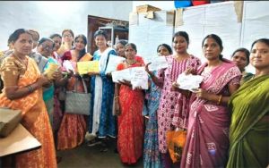 महासमुंद की आंगनबाड़ी कार्यकर्ताओं और महतारी वंदन हितग्राहियों ने सैनिकों को राखी और स्नेह से भरा पत्र भेजा महासमुंद की आंगनबाड़ी कार्यकर्ताओं और महतारी वंदन हितग्राहियों ने सैनिकों को राखी और स्नेह से भरा पत्र भेजा