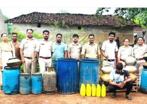 75 लीटर कच्ची शराब और 900 किलोग्राम गुड़ निर्मित पाश जब्त 75 लीटर कच्ची शराब और 900 किलोग्राम गुड़ निर्मित पाश जब्त